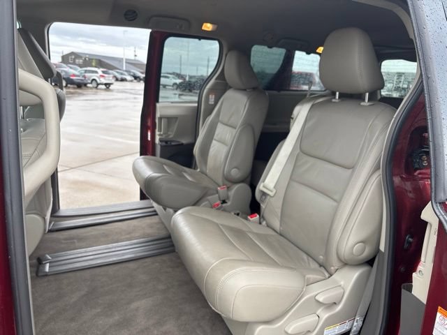 Used 2017 Toyota Sienna XLE FWD image 29