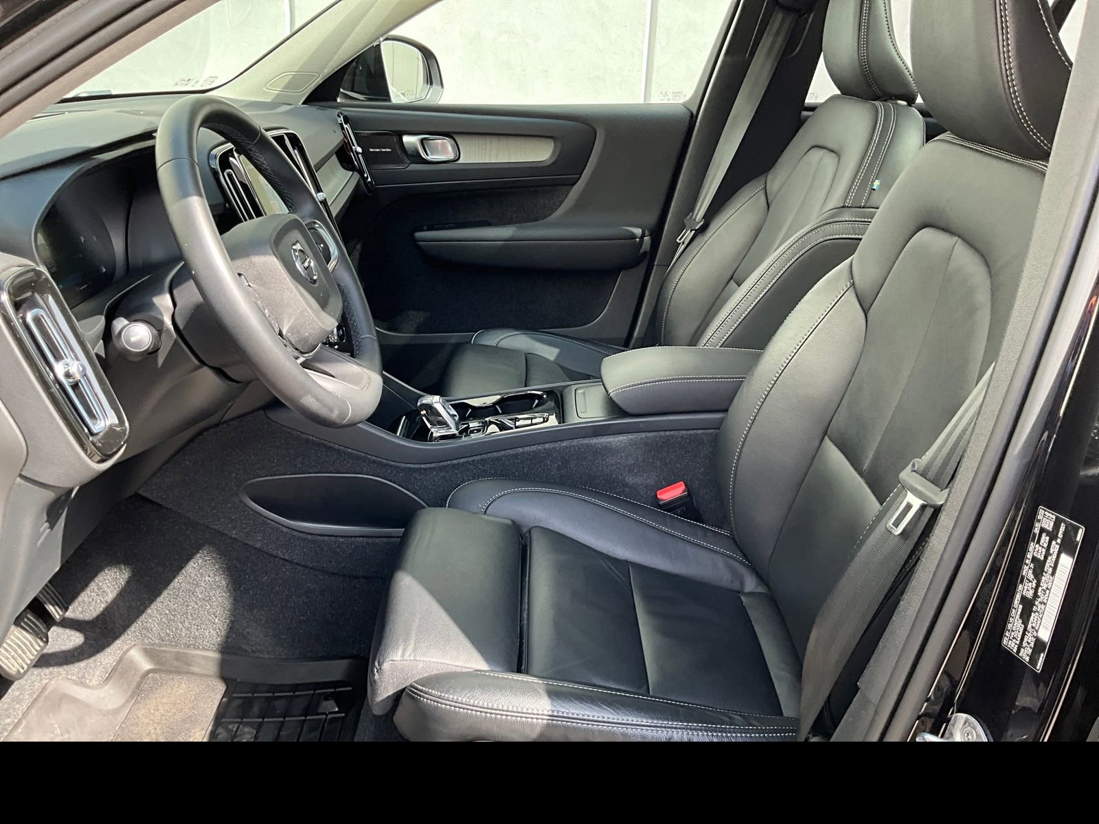 Certified 2023 Volvo XC40 B5 Plus w/ Driver Assist Package AWD/4WD image 2