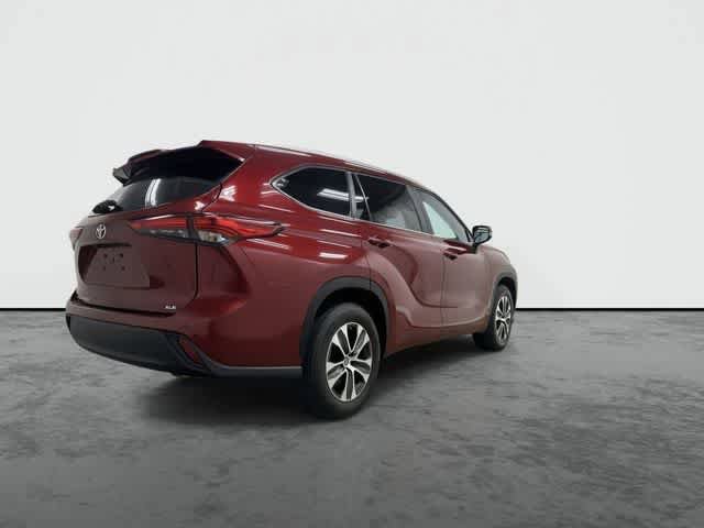 Used 2023 Toyota Highlander XLE FWD image 3