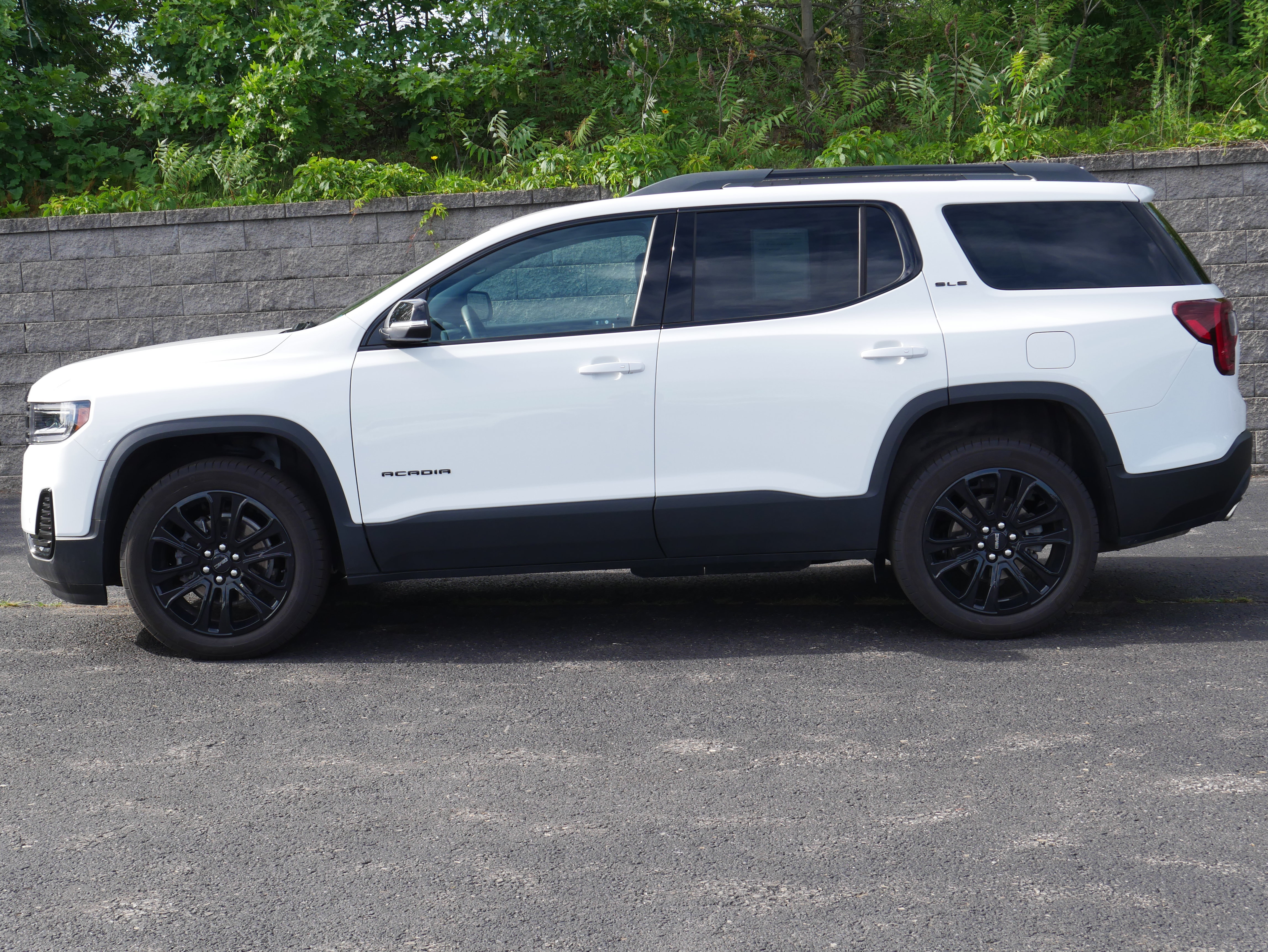 Certified 2023 GMC Acadia SLE w/ Driver Convenience Package AWD/4WD image 3