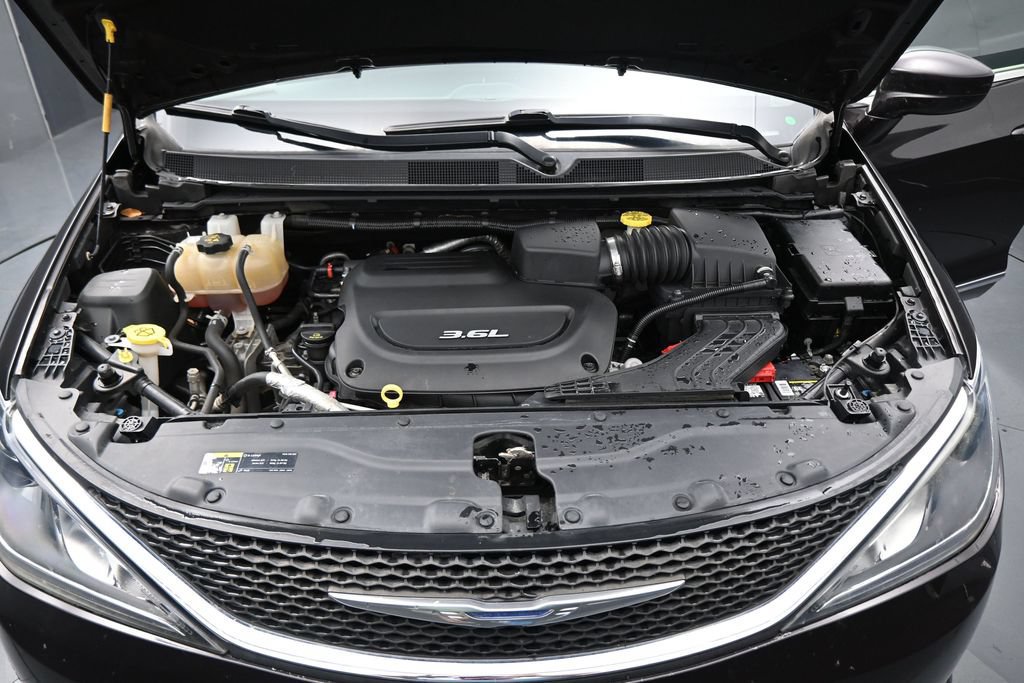 Used 2018 Chrysler Pacifica Touring-L FWD image 29