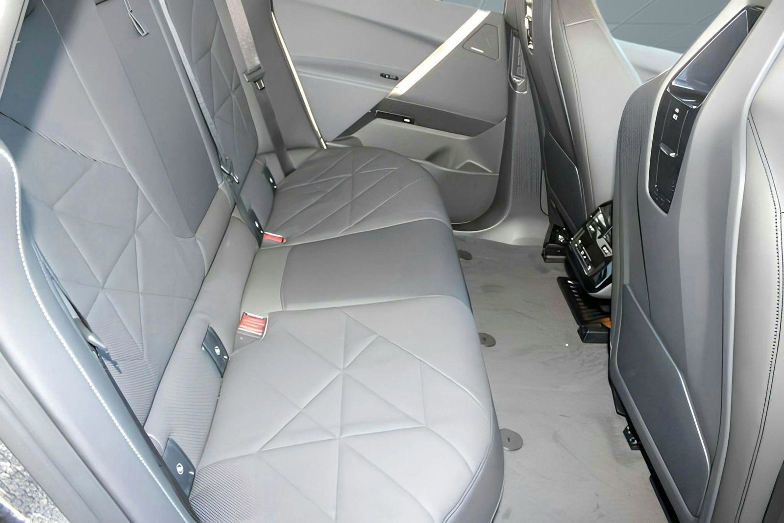 New 2026 BMW iX xDrive60 w/ Premium Package image 30