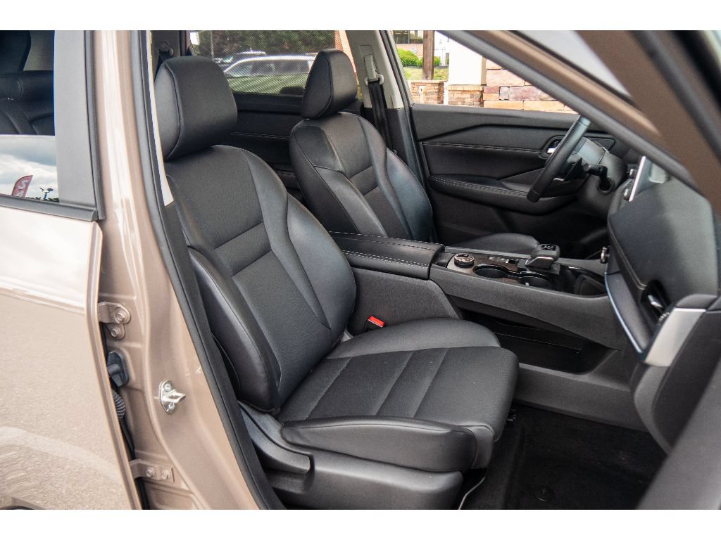 Used 2024 Nissan Rogue SV w/ SV Premium Package AWD/4WD image 16