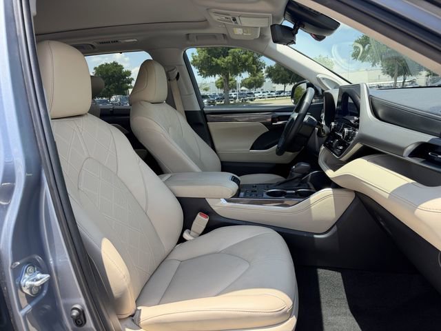 Used 2024 Toyota Highlander Platinum FWD image 30