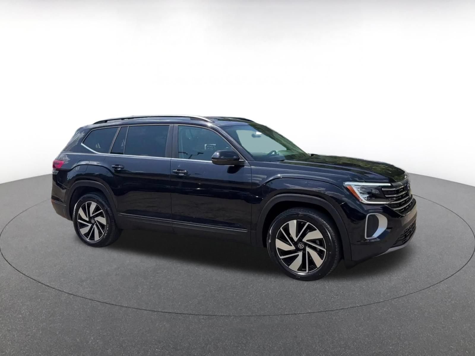 Used 2026 Volkswagen Atlas SE FWD image 2