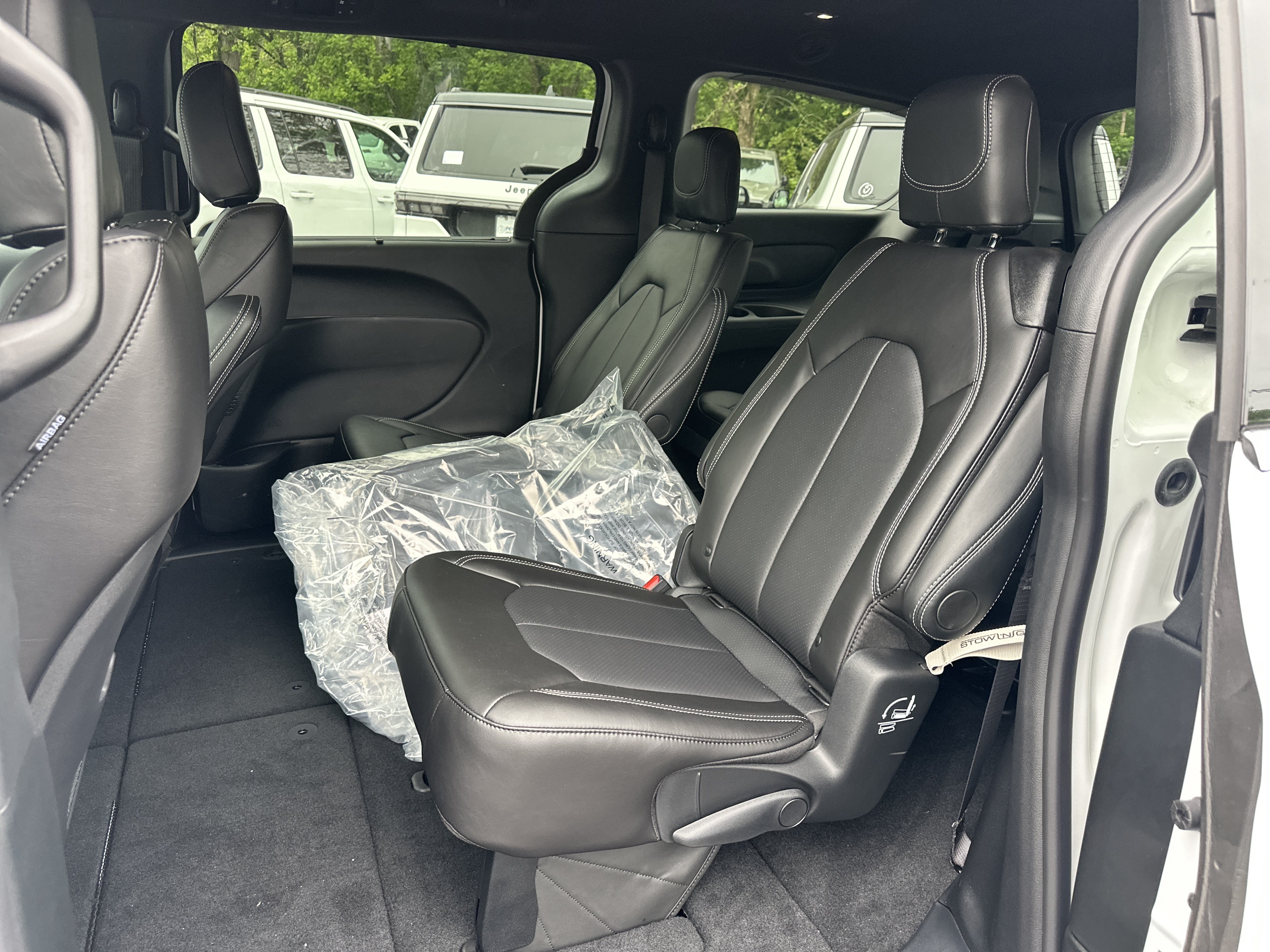 New 2027 Chrysler Pacifica Select AWD/4WD image 29