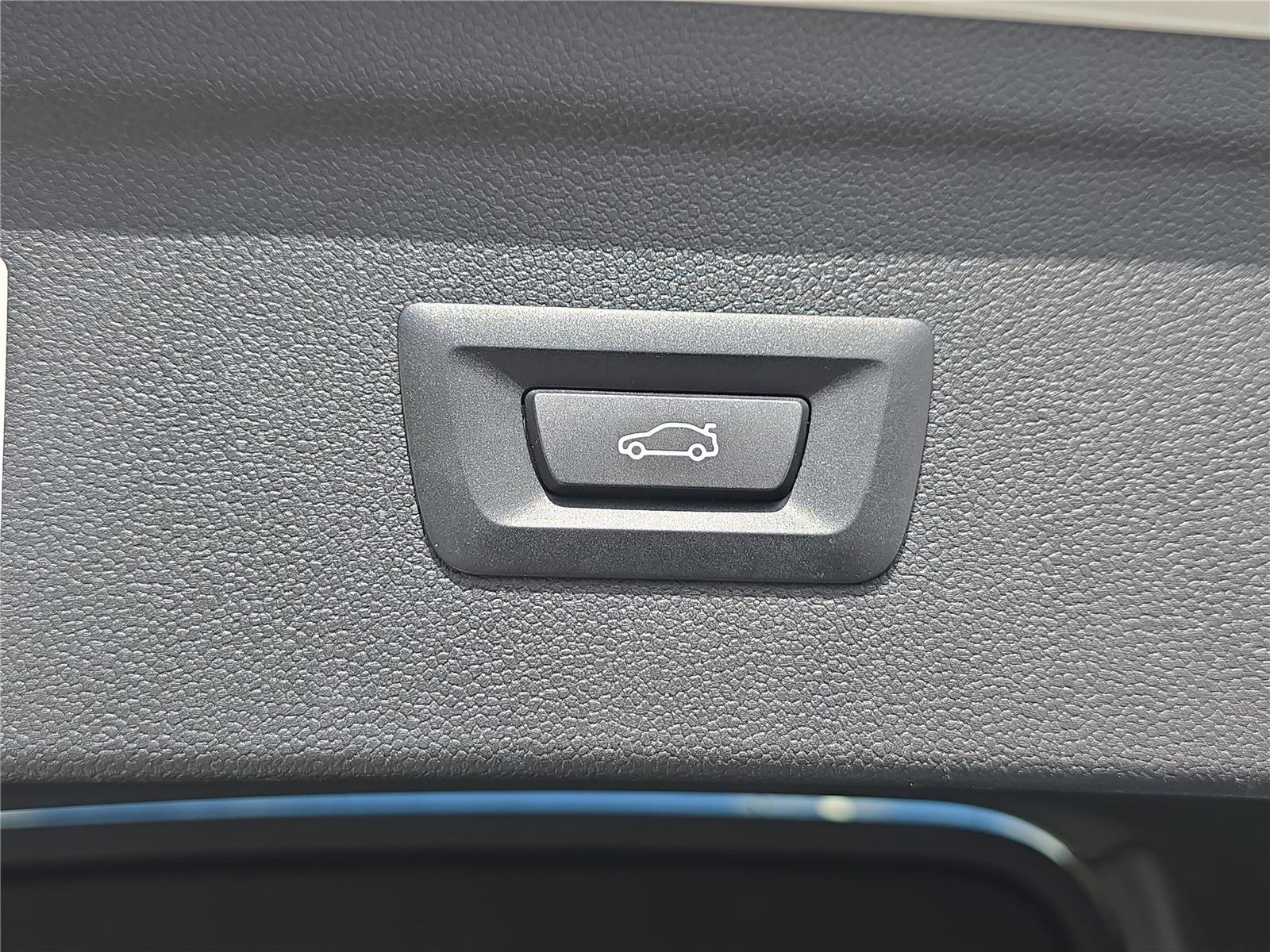 Used 2023 BMW iX xDrive50 w/ Sport Package image 8