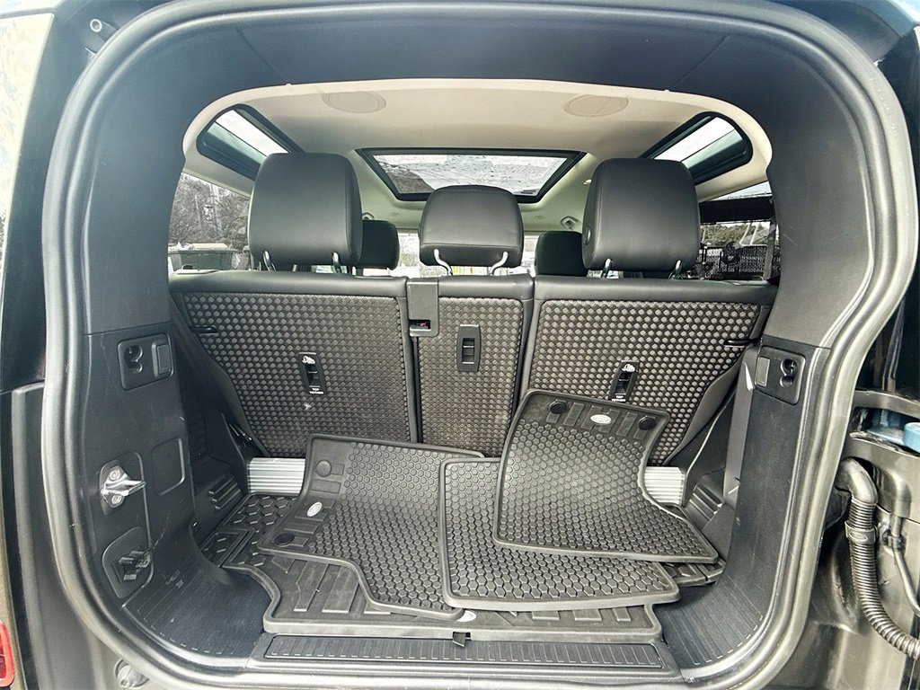 Used 2023 Land Rover Defender 90 SE image 30