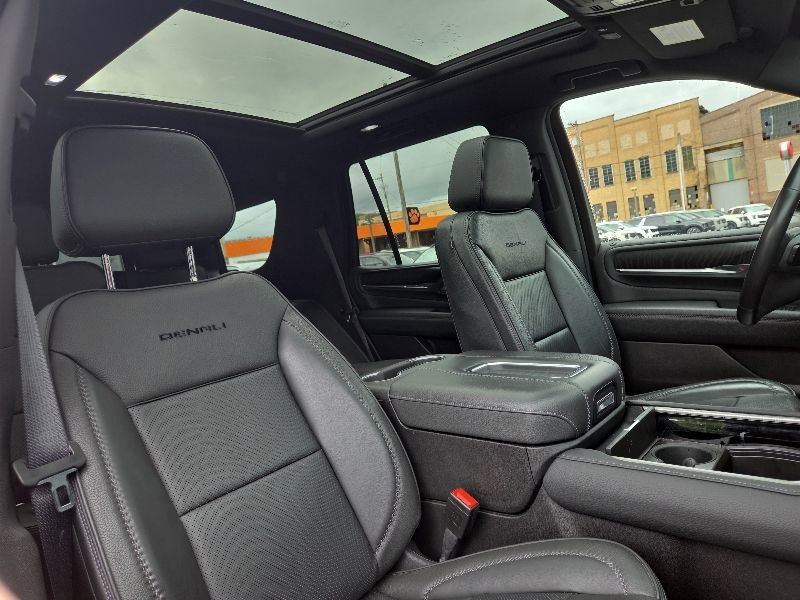 Used 2021 GMC Yukon Denali w/ Denali Premium Package AWD/4WD image 15