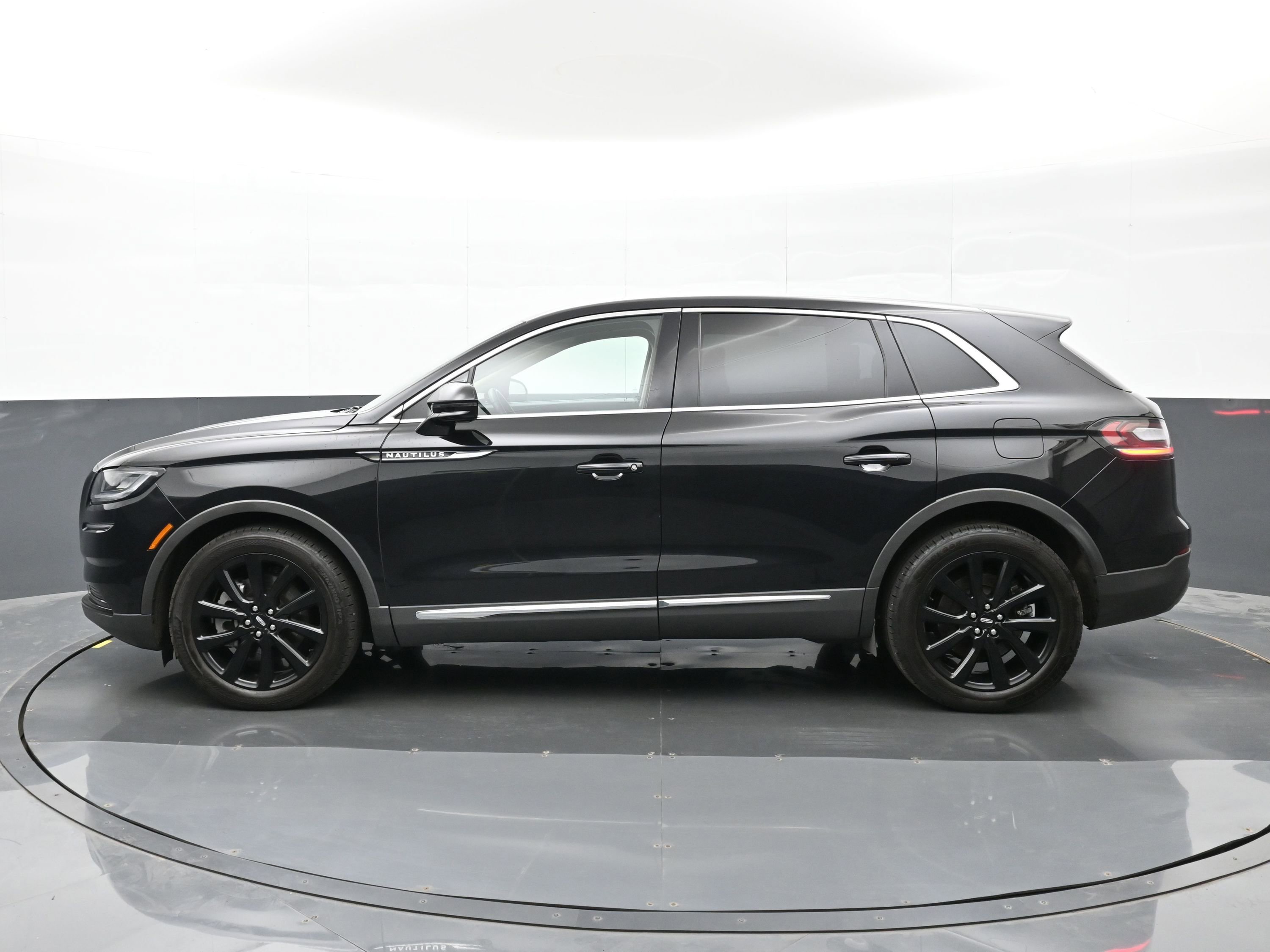 Used 2022 Lincoln Nautilus Reserve w/ Monochromatic Package AWD/4WD image 9