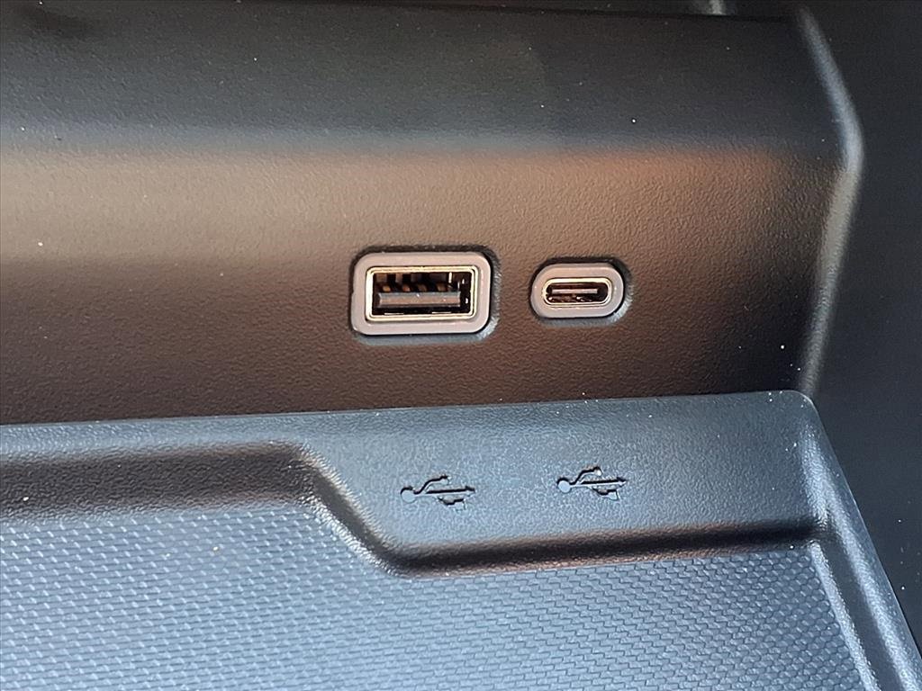 Used 2025 Chevrolet Suburban High Country image 6