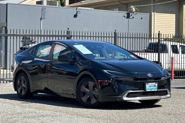 Used 2025 Toyota Prius Plug-In Hybrid image 2