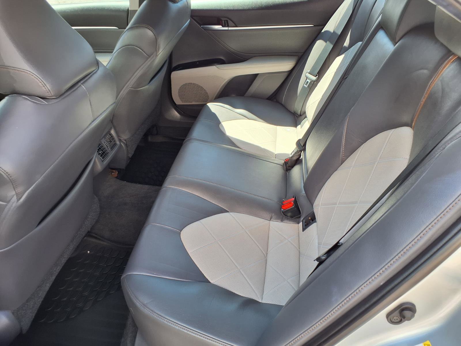 Used 2018 Toyota Camry XLE FWD image 6