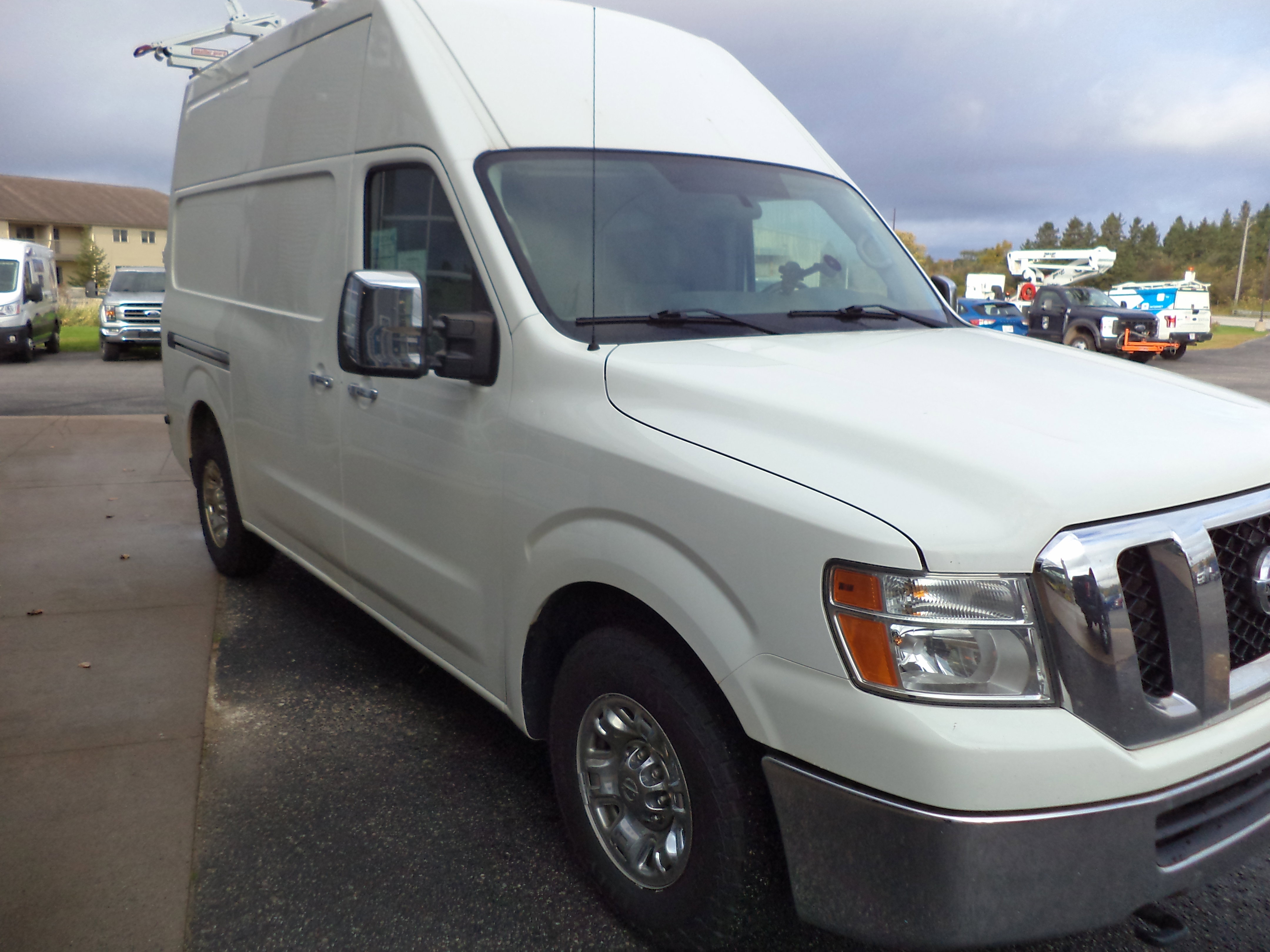 Used 2020 Nissan NV 3500 SL w/ Back Door Glass Package image 9