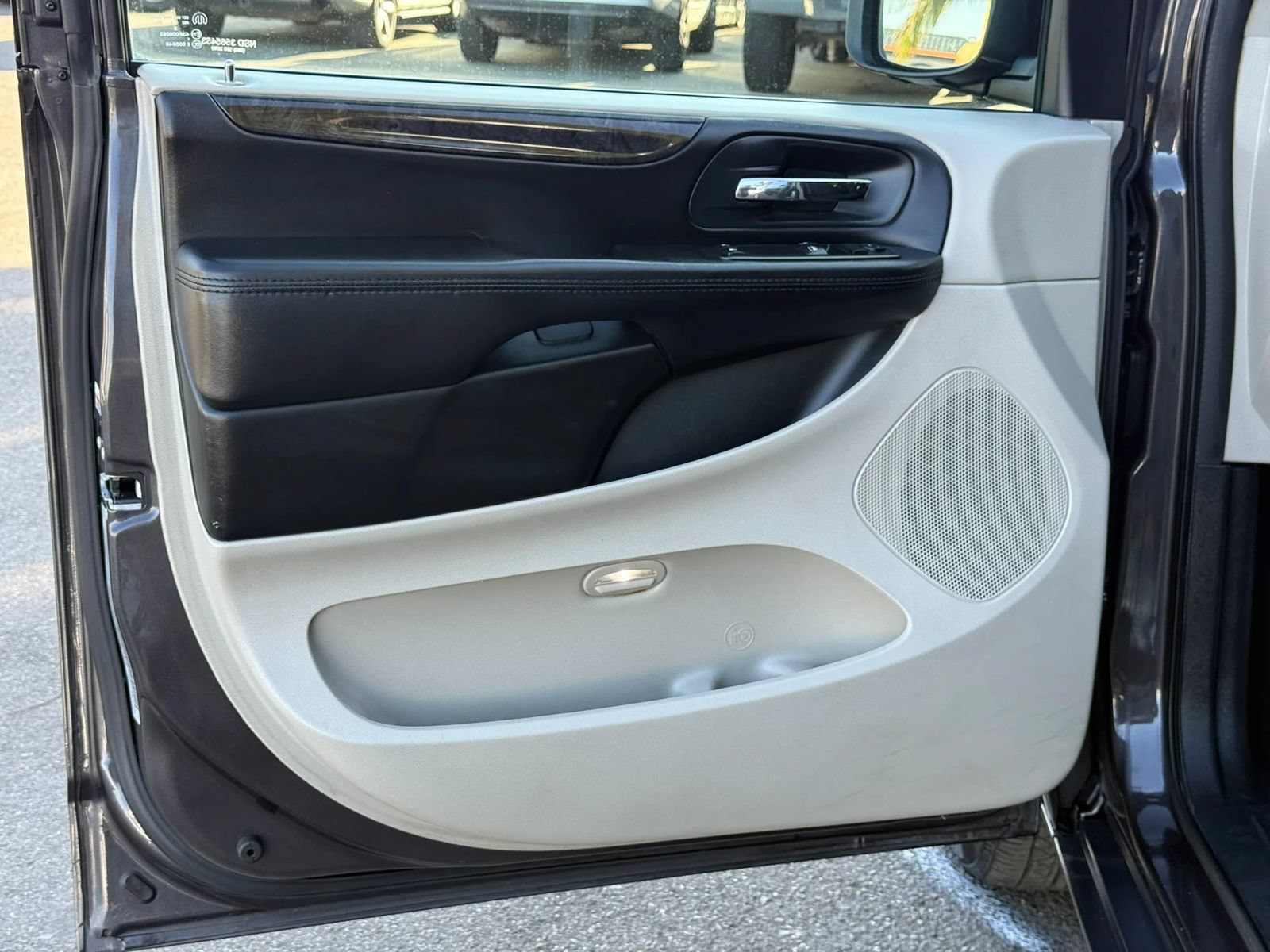 Used 2015 Dodge Grand Caravan American Value Package w/ UConnect Hands-Free Group FWD image 13