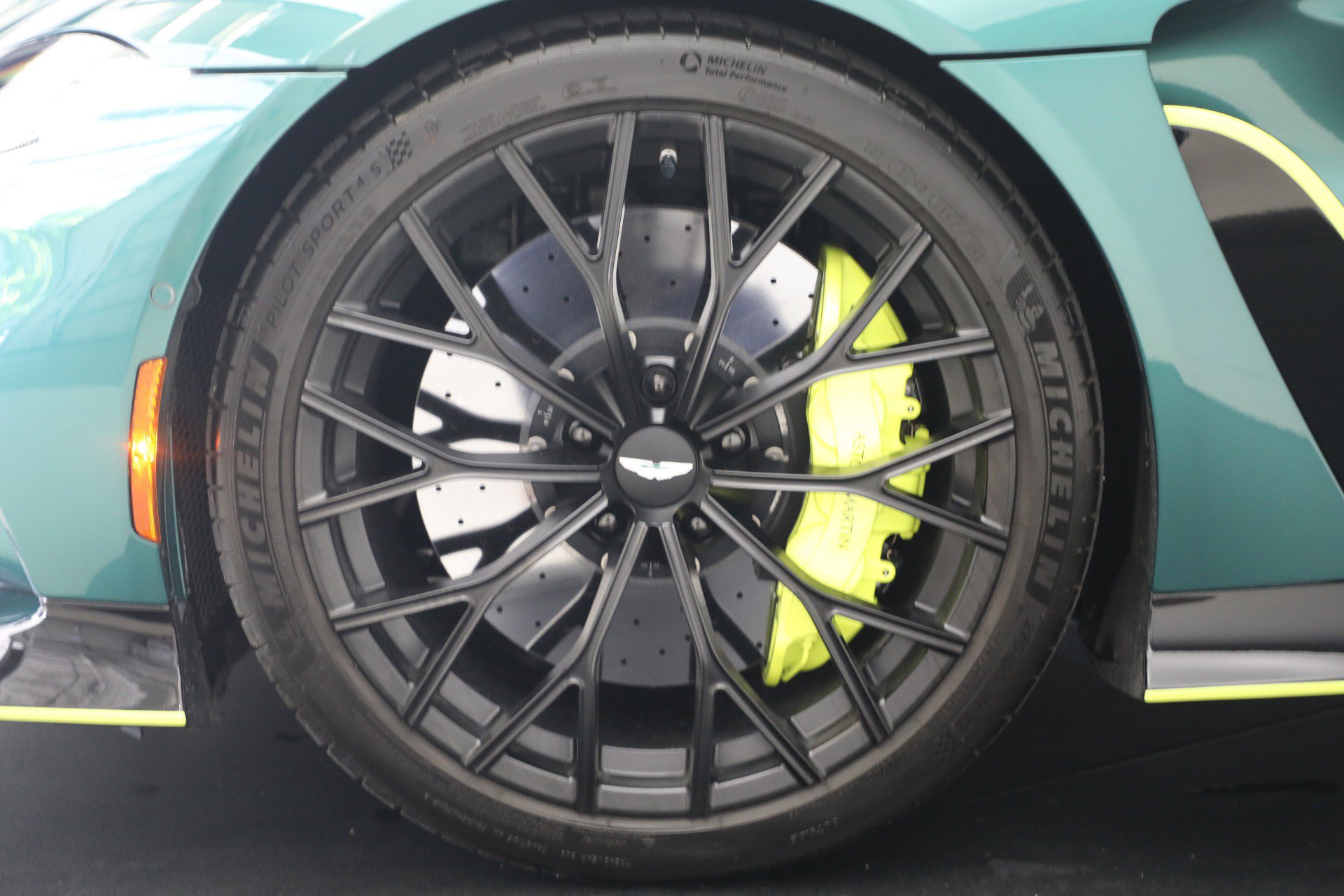 Used 2023 Aston Martin V12 Vantage RWD image 13