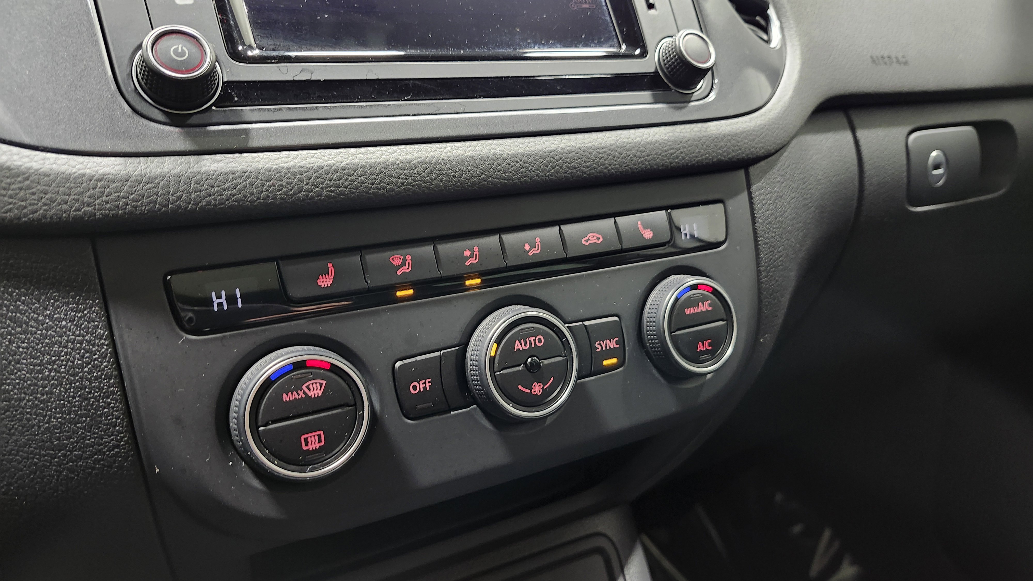 Used 2017 Volkswagen Tiguan SEL image 30