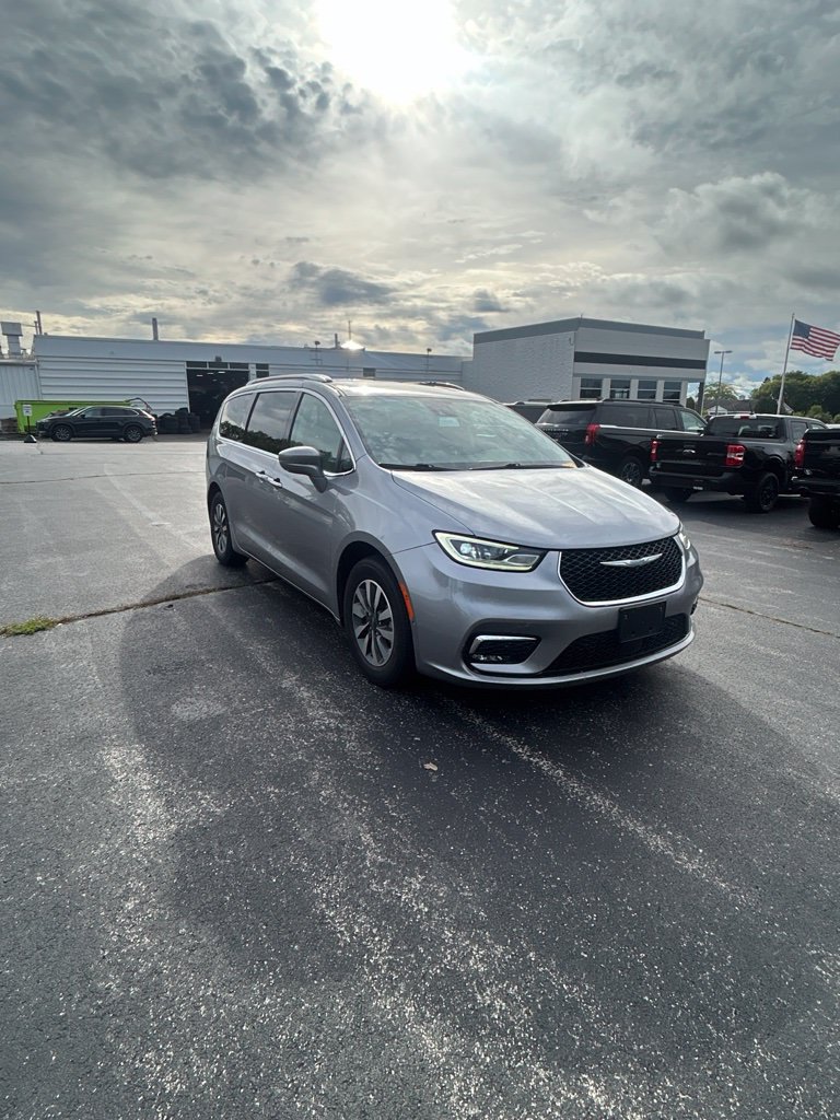 Used 2021 Chrysler Pacifica Touring-L FWD image 1