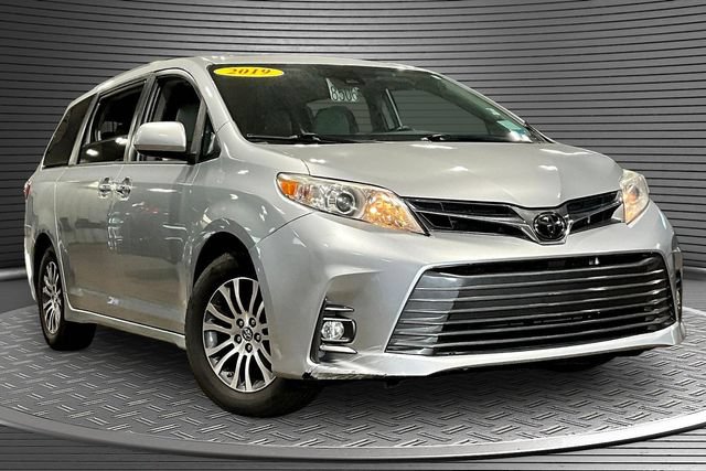 Used 2019 Toyota Sienna XLE FWD image 3