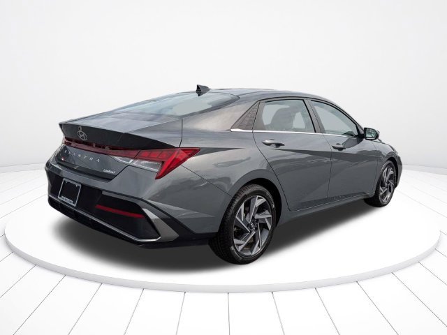 Used 2025 Hyundai Elantra Limited FWD image 3