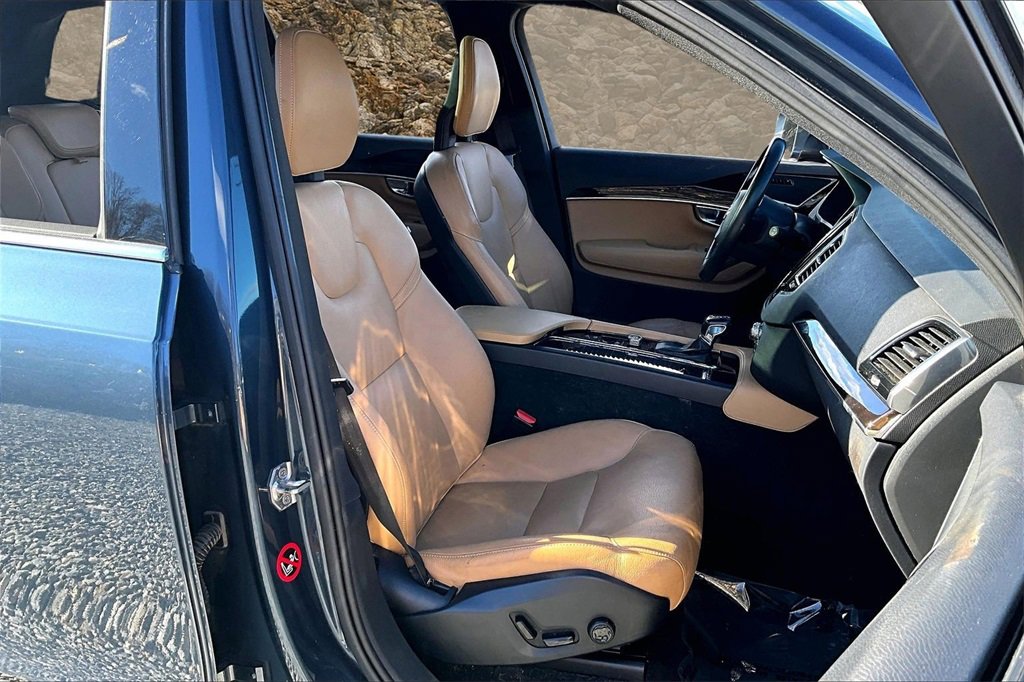 Used 2018 Volvo XC90 T6 Momentum w/ Convenience Package image 6