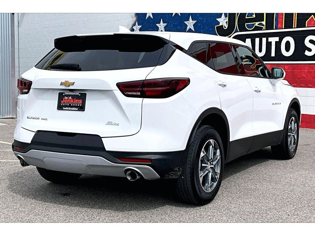 Used 2025 Chevrolet Blazer LT AWD/4WD image 2