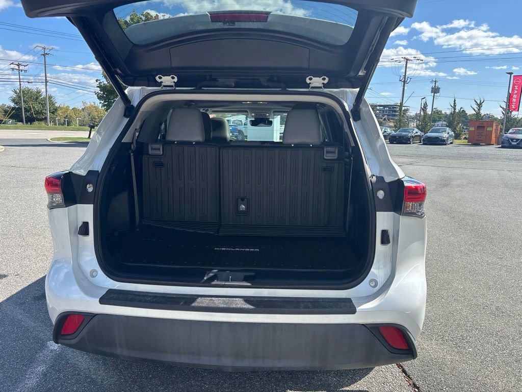 Used 2022 Toyota Highlander XLE AWD/4WD image 29