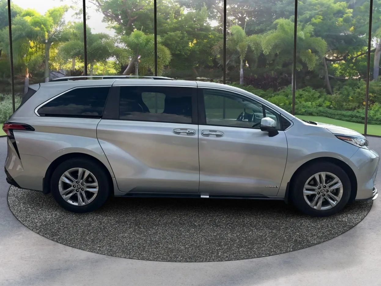 Used 2021 Toyota Sienna Limited AWD/4WD image 4