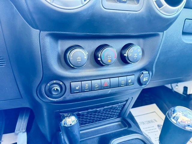 Used 2018 Jeep Wrangler Unlimited Rubicon w/ Connectivity Group AWD/4WD image 25