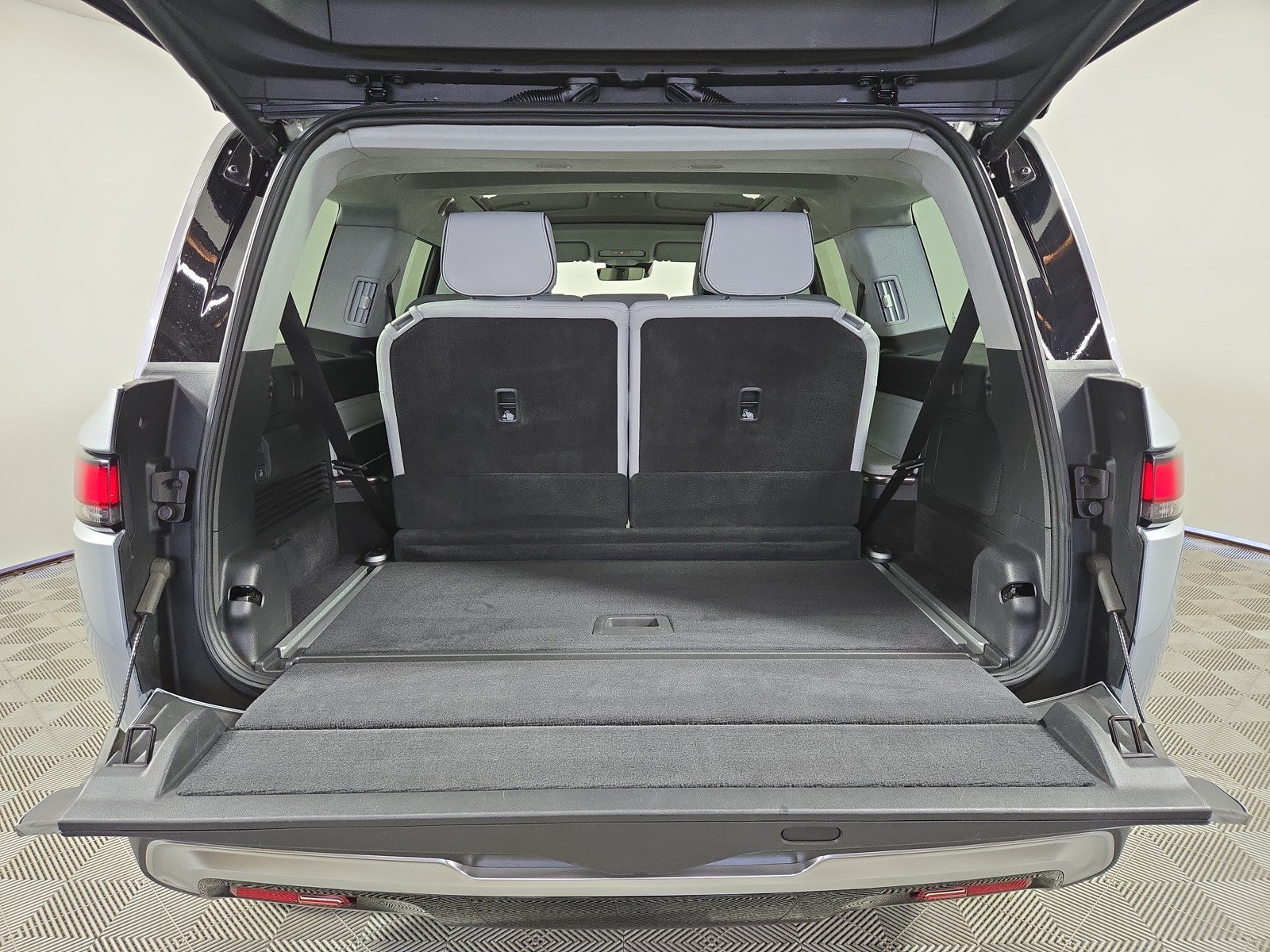 Used 2024 Rivian R1S Adventure AWD/4WD image 15