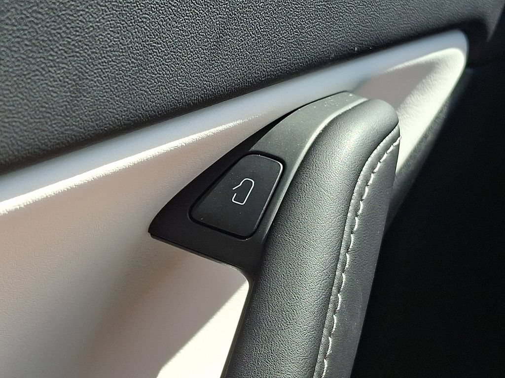 Used 2022 Tesla Model Y Long Range AWD/4WD image 24