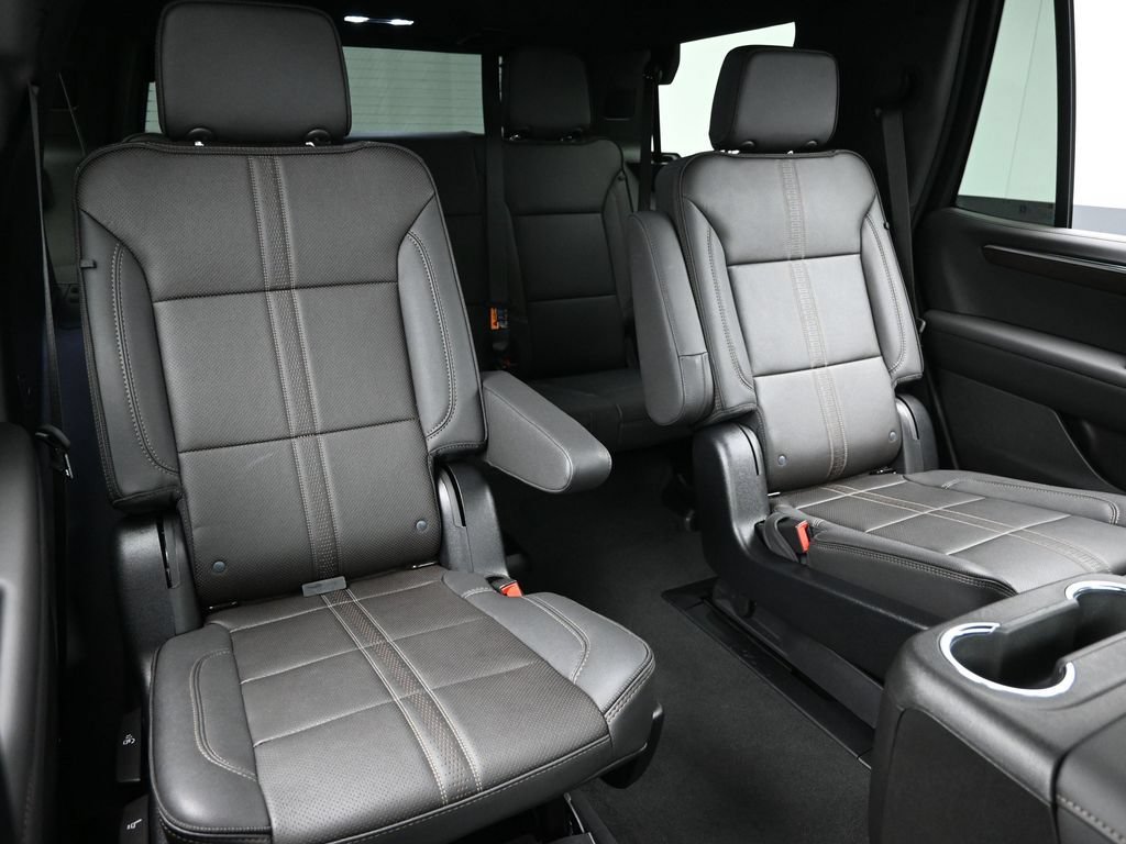 Used 2025 Chevrolet Tahoe High Country AWD/4WD image 32