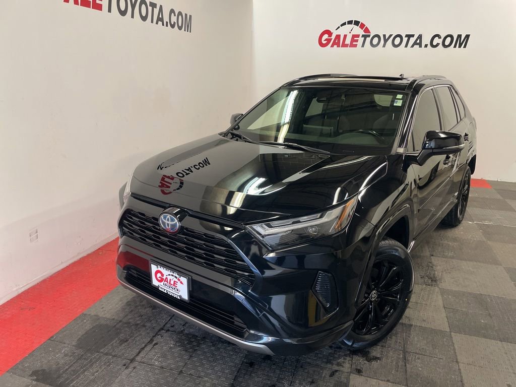 Used 2022 Toyota RAV4 SE w/ Convenience Package image 2