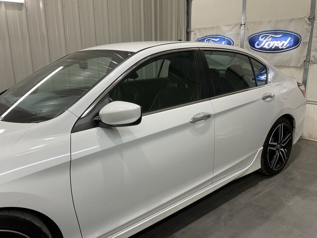 Used 2017 Honda Accord Sport image 5