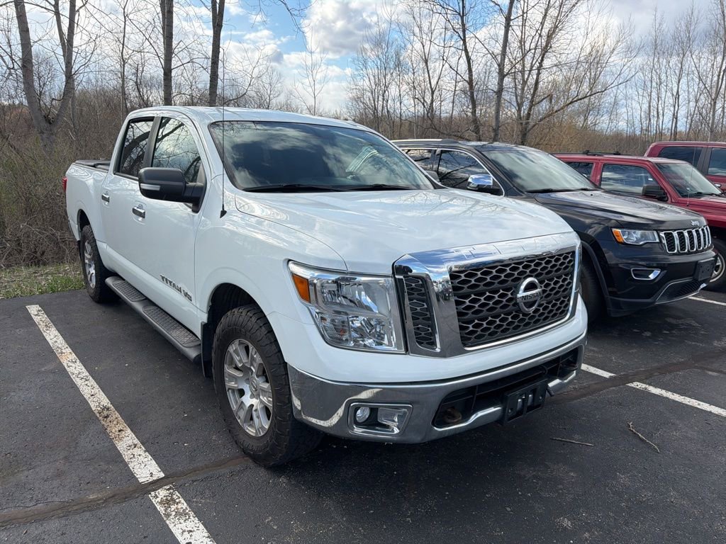 Used 2018 Nissan Titan SV image 3