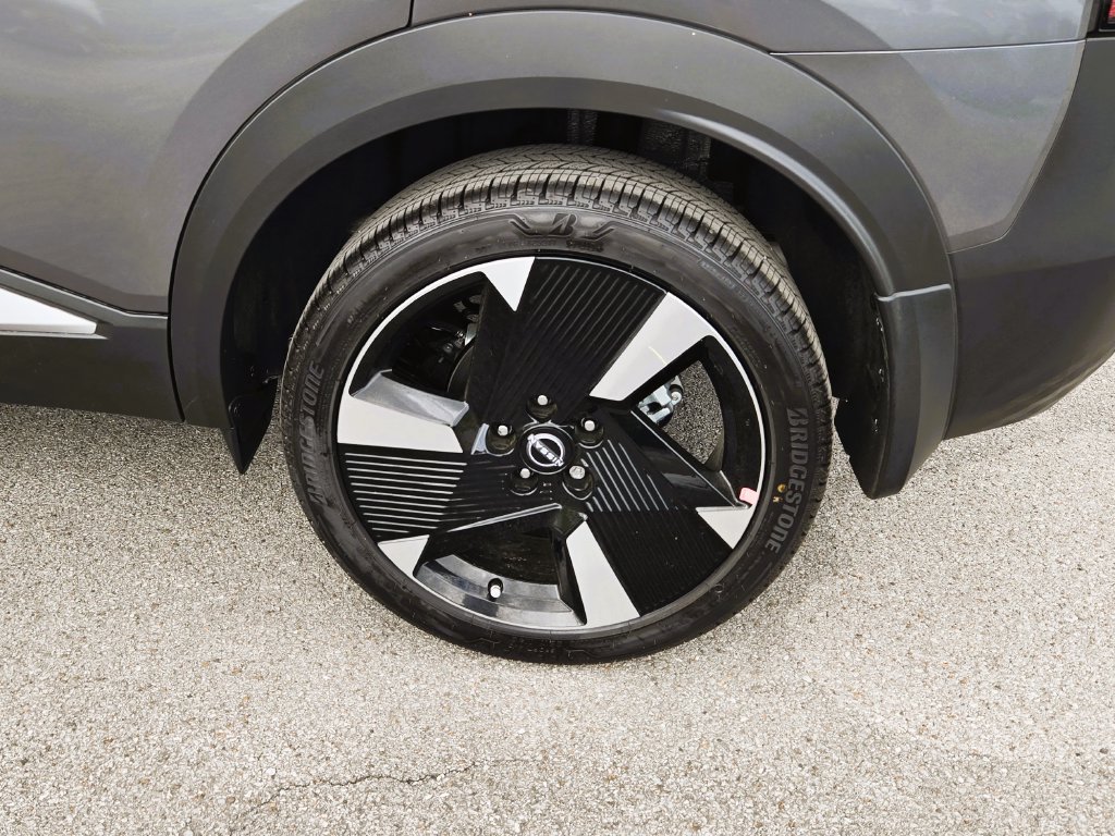 New 2026 Nissan Kicks SR w/ Cold Weather Package FWD image 9