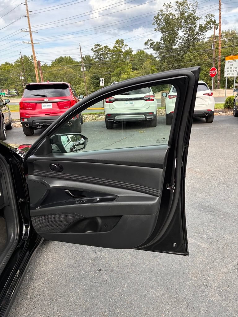 Used 2025 Hyundai Elantra Limited w/ Cargo Package FWD image 20