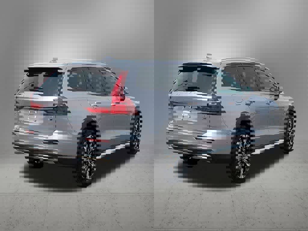 New 2026 Volvo V60 B5 Cross Country Ultra w/ Protection Package Premier image 6