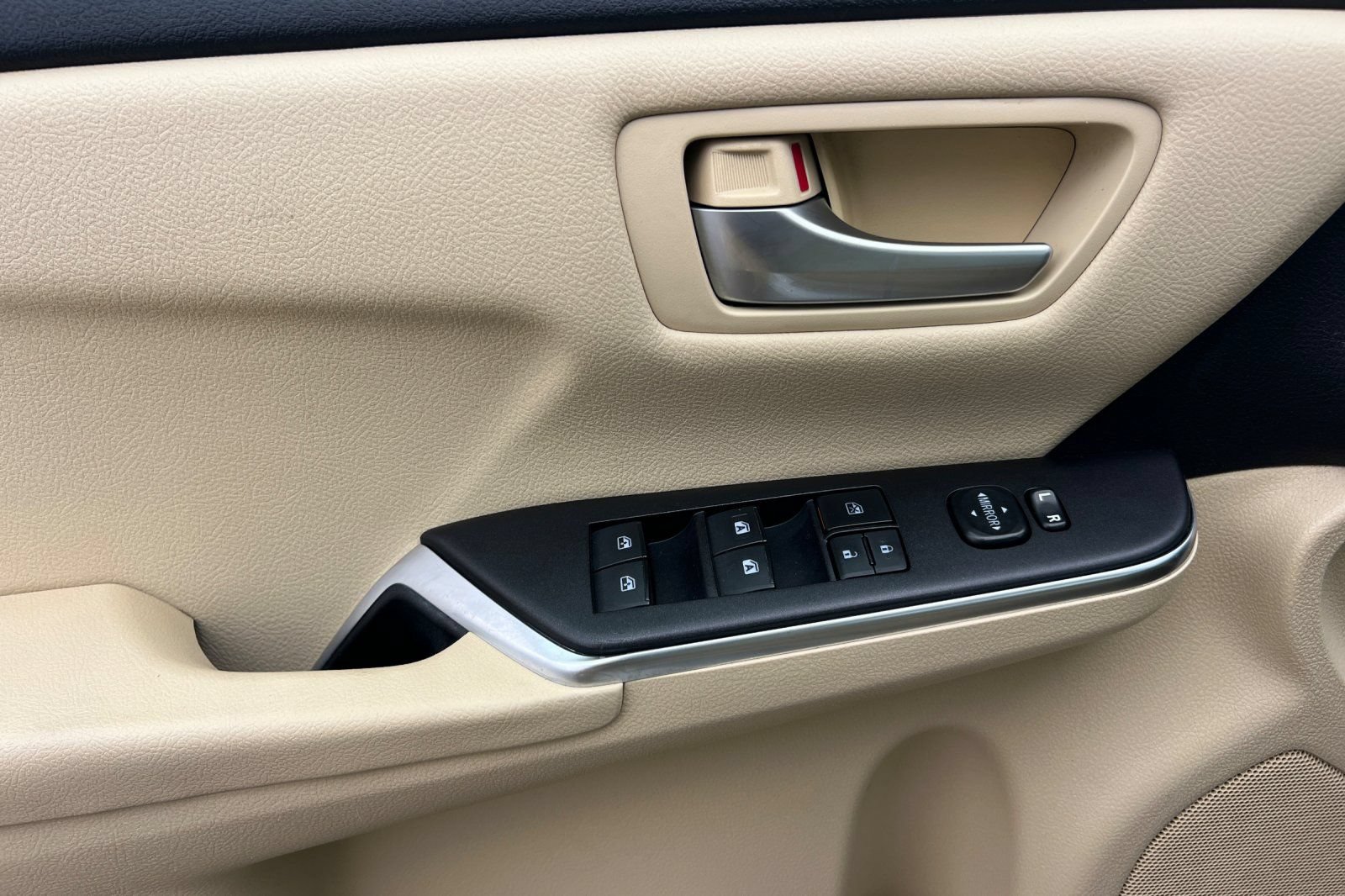 Used 2017 Toyota Camry LE FWD image 11