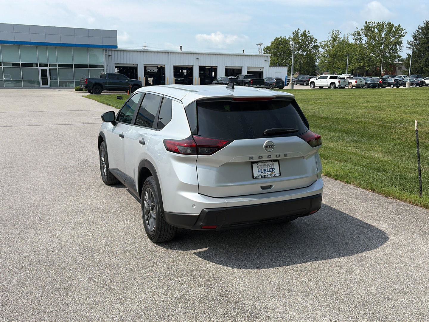 Used 2024 Nissan Rogue S FWD image 3