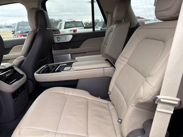 Used 2022 Lincoln Navigator Reserve image 11