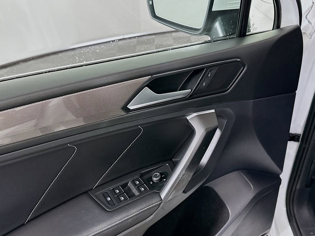 Used 2023 Volkswagen Tiguan SE w/ Panoramic Sunroof Package image 13