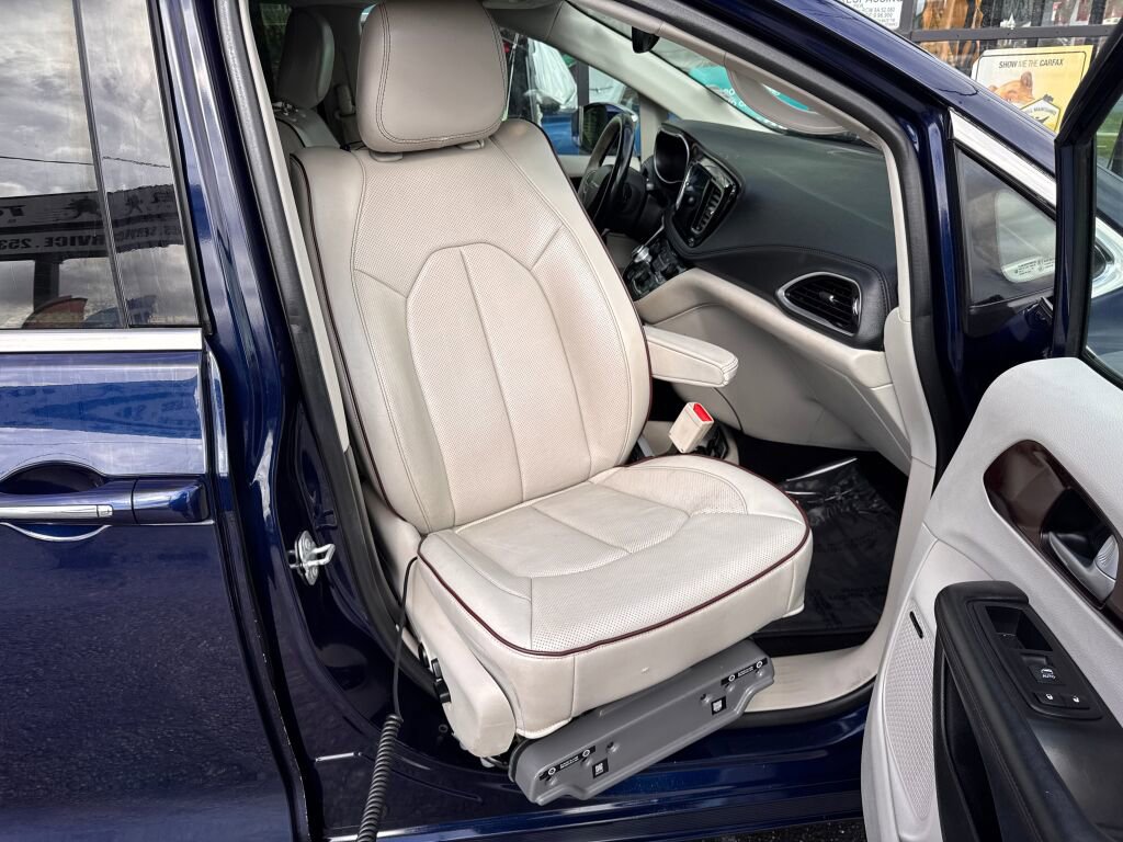 Used 2017 Chrysler Pacifica Limited FWD image 28