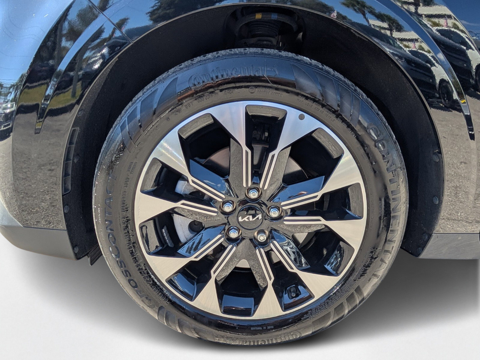 Used 2024 Kia Carnival EX image 9