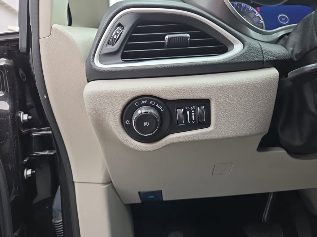 Used 2023 Chrysler Pacifica Touring-L FWD image 13