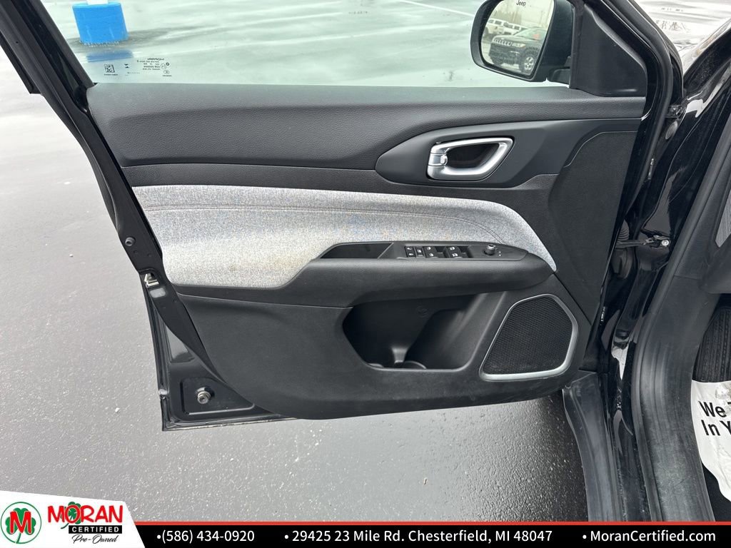 Used 2023 Jeep Compass Latitude image 9