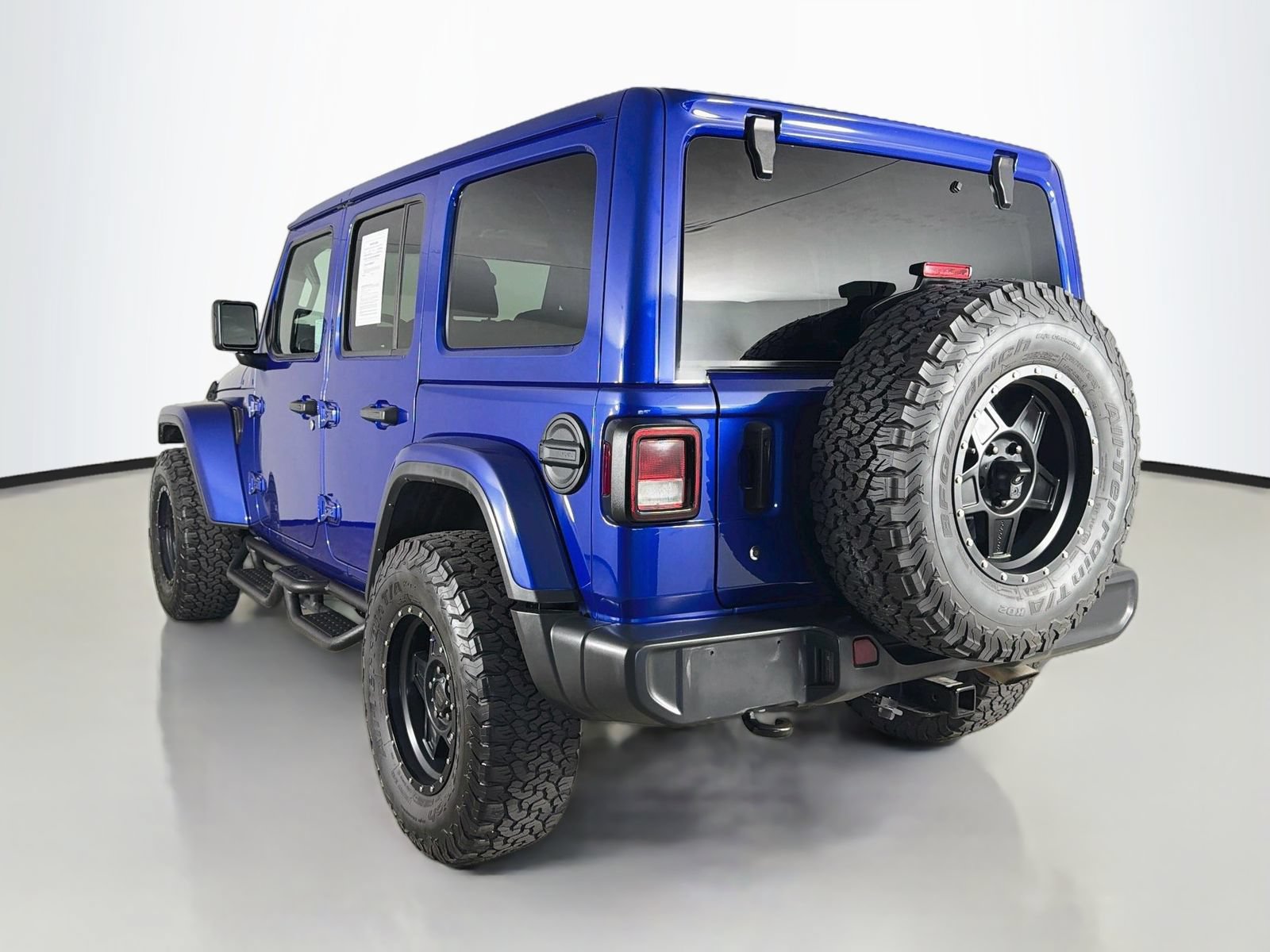 Used 2018 Jeep Wrangler Unlimited Sahara AWD/4WD image 5