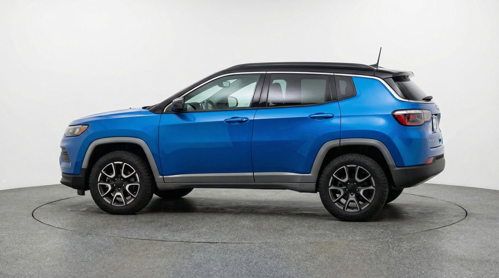 Used 2025 Jeep Compass Trailhawk image 3