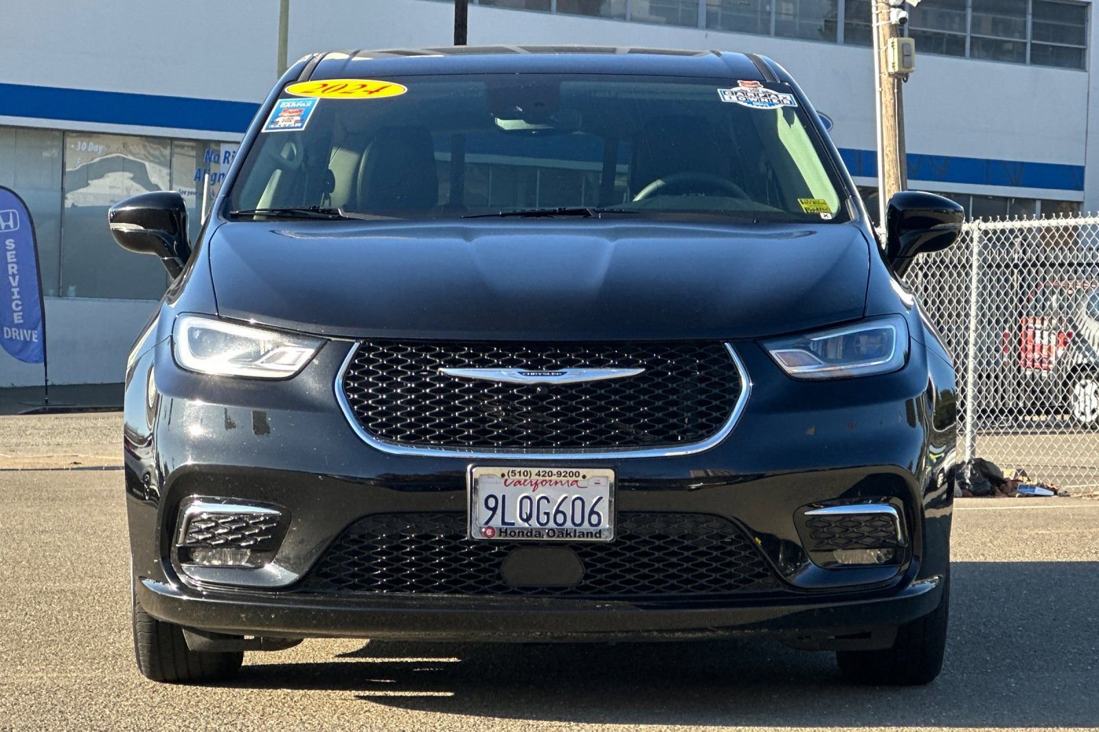 Used 2024 Chrysler Pacifica Select image 10