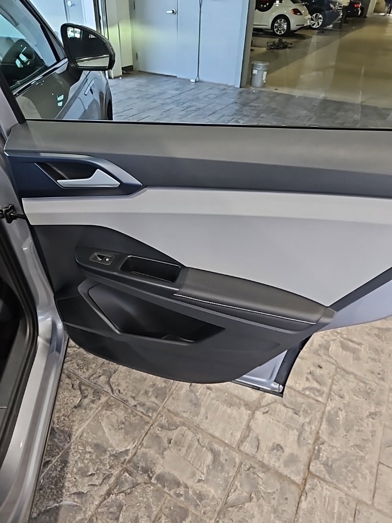 Used 2024 Volkswagen Taos SE image 14